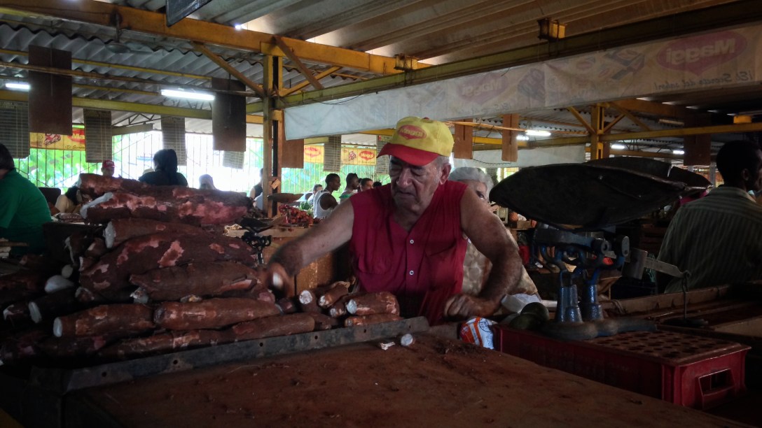 Cuba- habana-liana solis photographer-Vendedor yuca mercado 19 