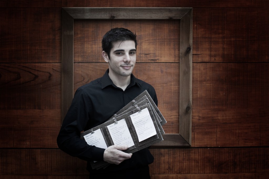 camarero a horta do Obradoiro - @lianasolis